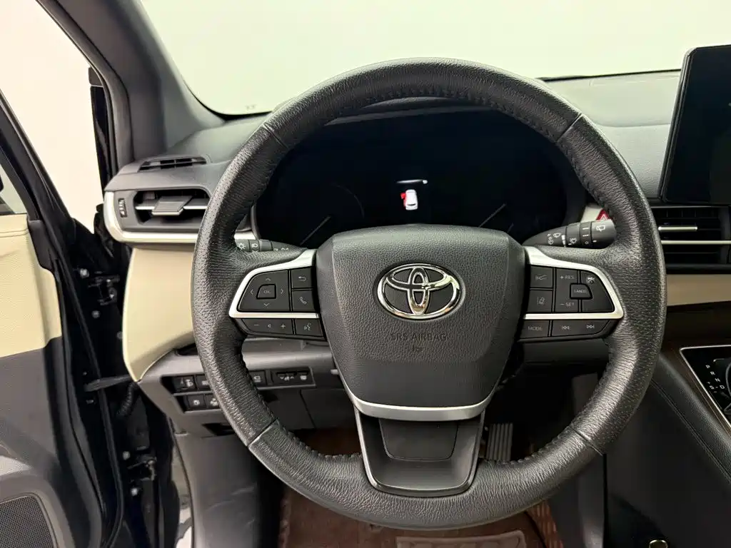 Toyota Granvia 2023 — фото 11