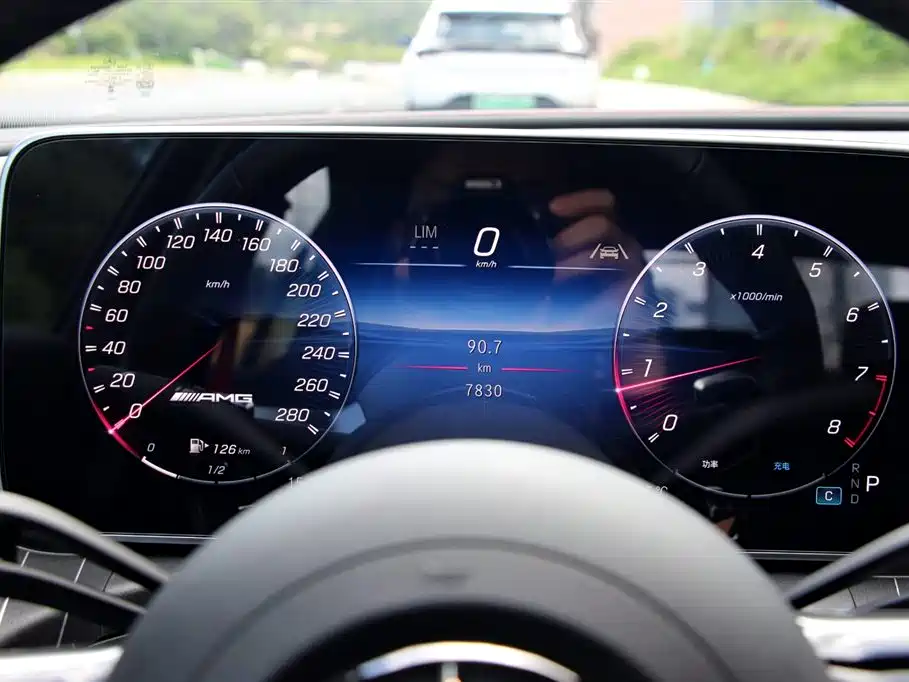 Mercedes-Benz C-Class AMG 2025 — фото 4