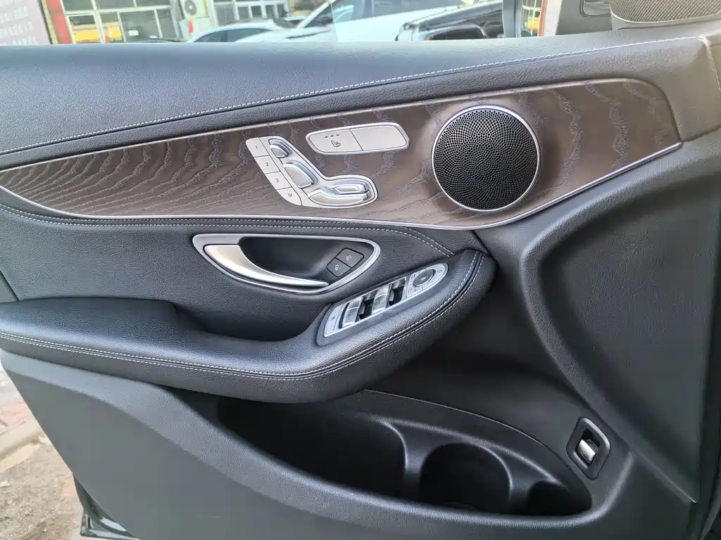 Mercedes-Benz GLC 2017 — фото 17