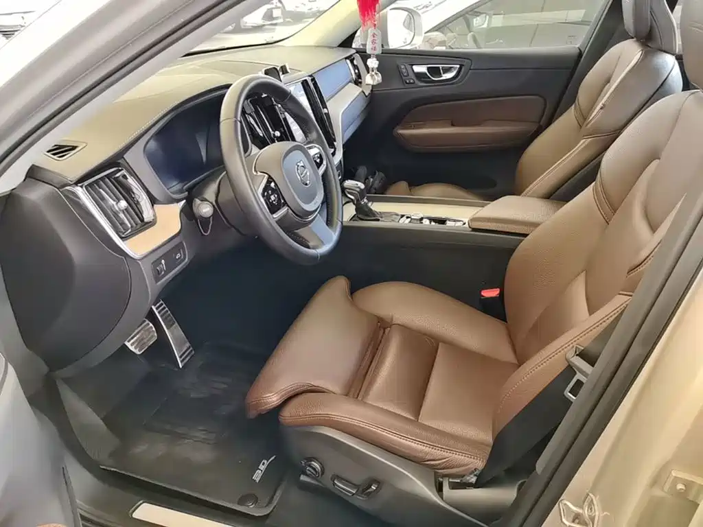 Volvo XC60 2020 — фото 15