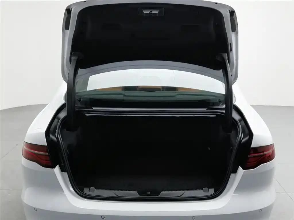 Jaguar XEL 2023 — фото 16