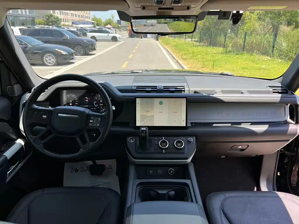 Land Rover Defender 2023 — фото 10