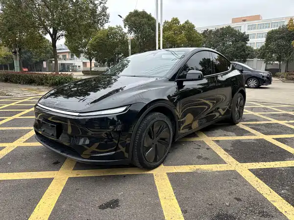 Tesla Model Y 2025