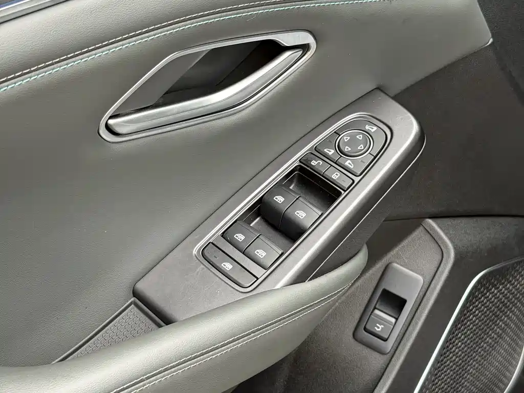 BYD L DM-i 2025 — фото 13