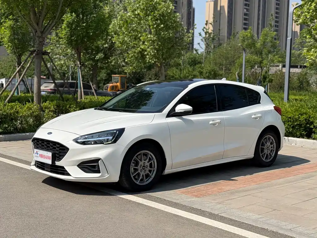 Ford Focus 2021 — фото 1