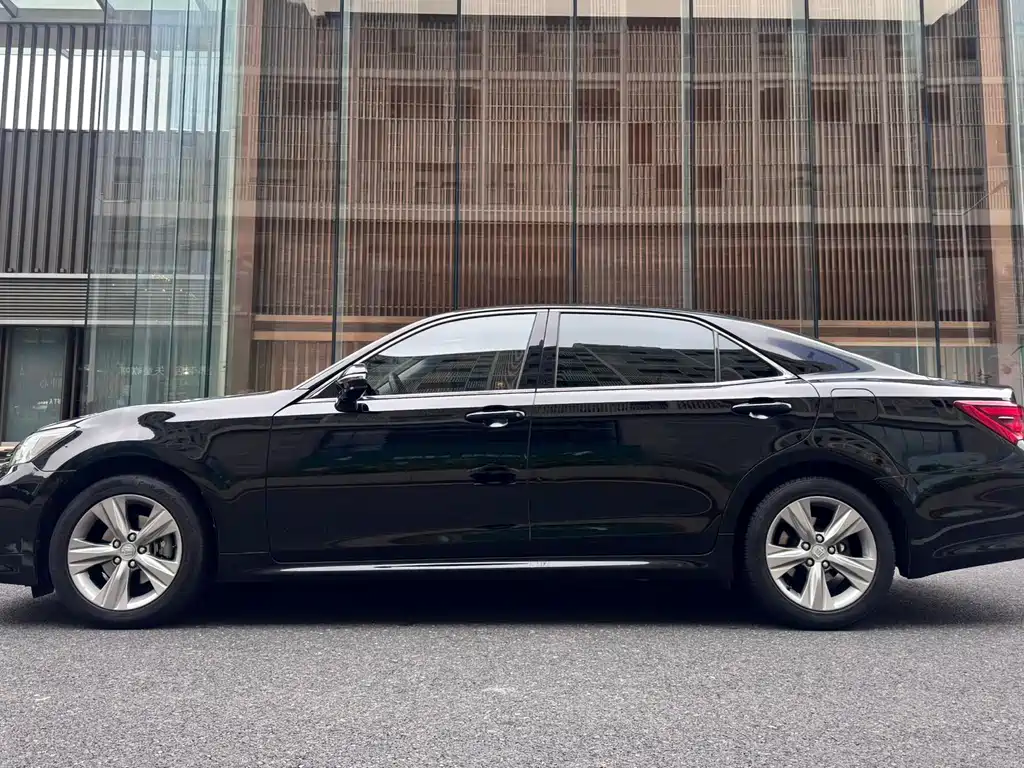 Toyota Crown 2017 — фото 3