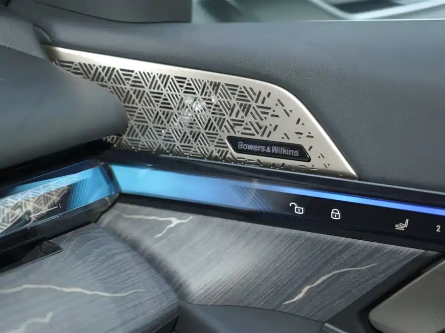 BMW 5 Series 2025 — фото 11