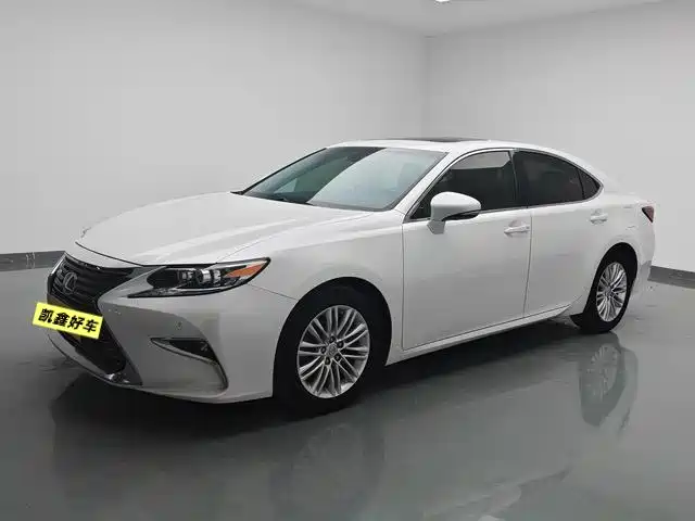 Lexus ES 2017 — фото 1