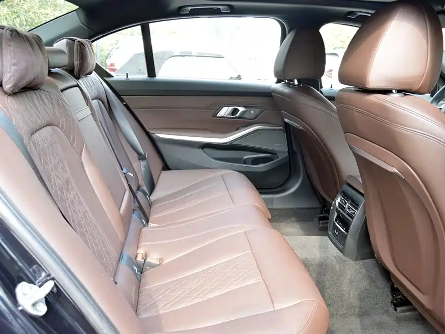 BMW 3 Series 2025 — фото 12