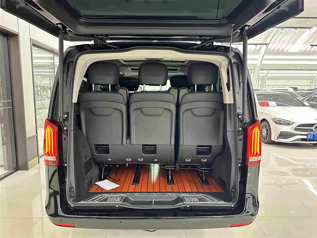 Mercedes-Benz V-Class 2021 — фото 25