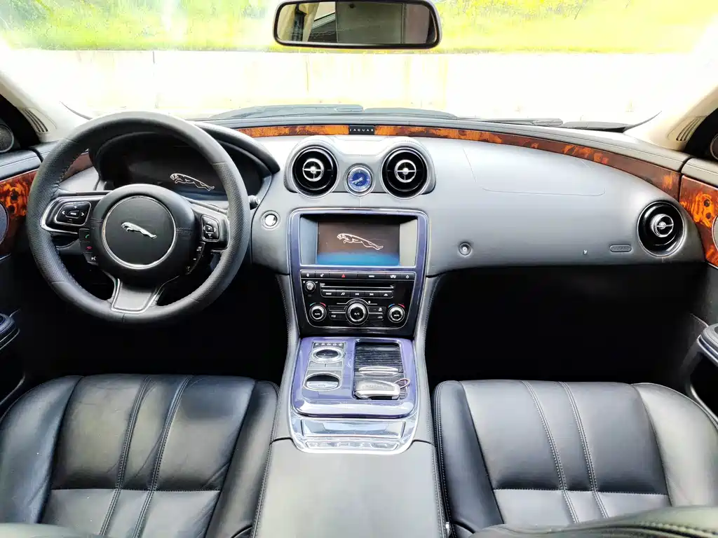 Jaguar XJ 2012 — фото 11