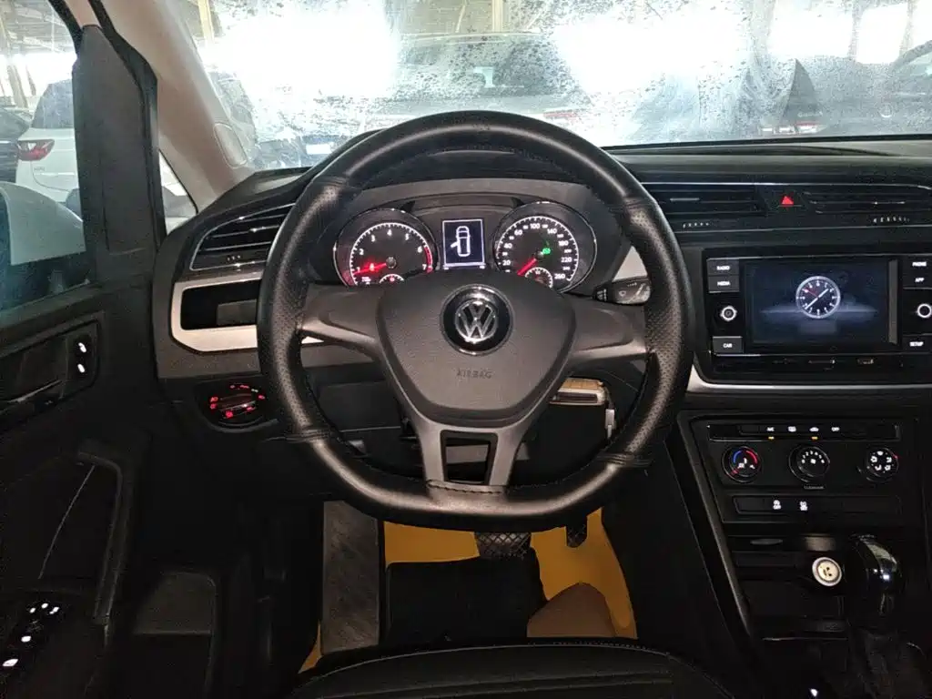 Volkswagen Touran 2019 — фото 11