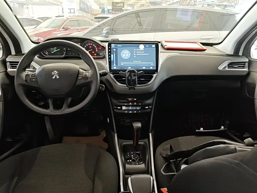 Peugeot 2008 2017 — фото 10