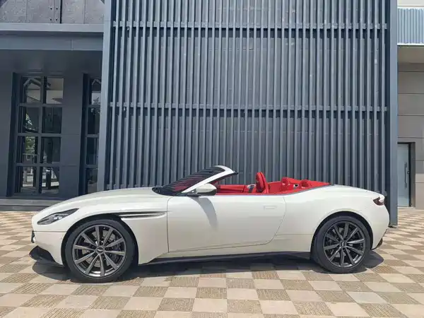 Aston Martin DB11 2023