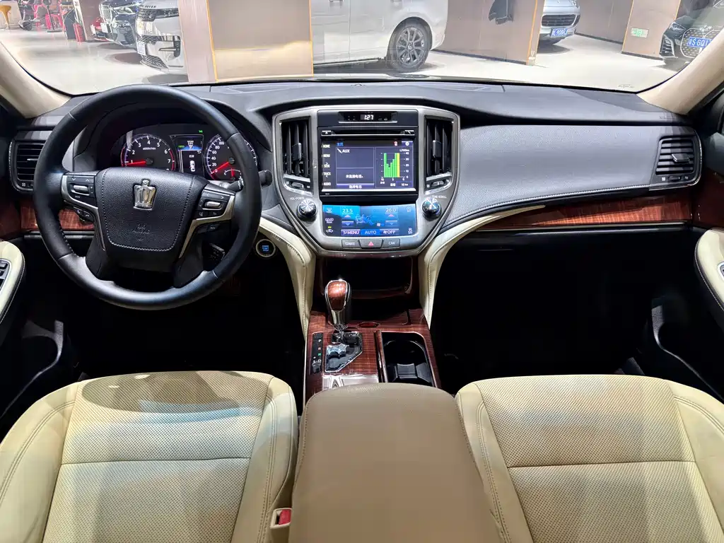 Toyota Crown 2016