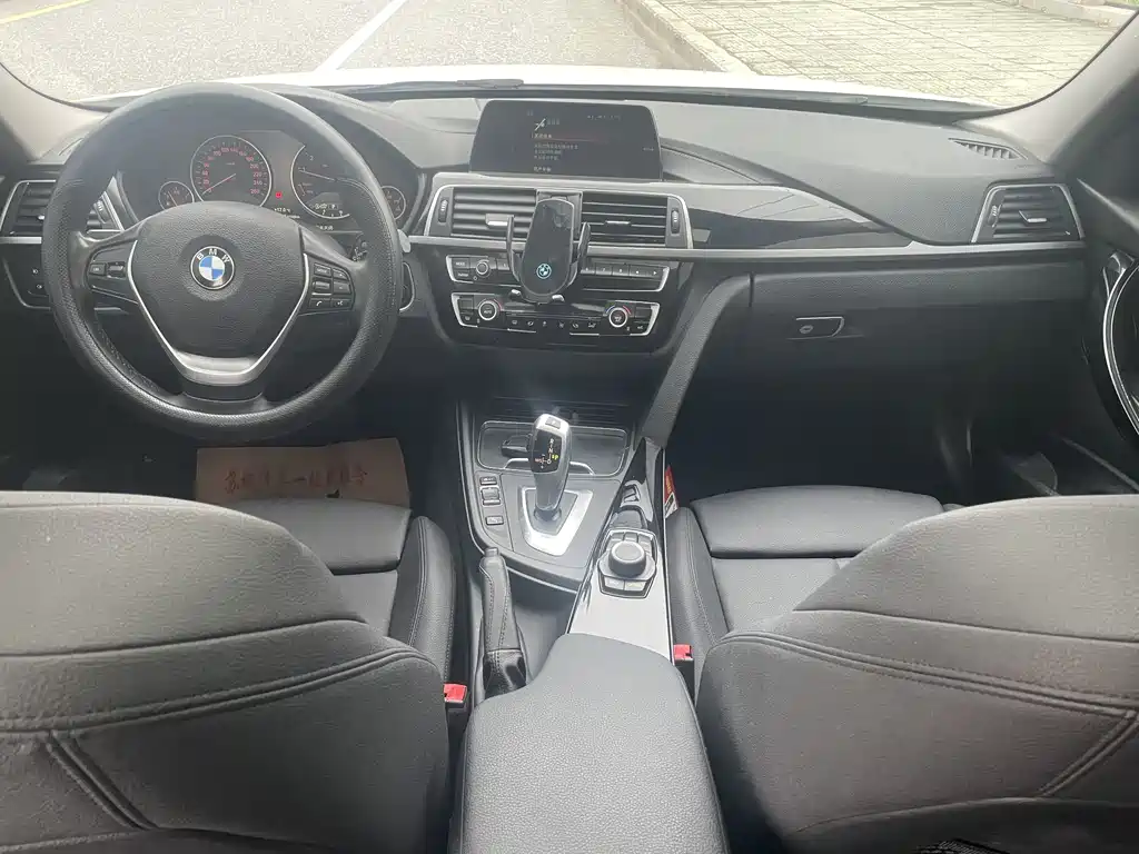 BMW 3 Series 2018 — фото 9
