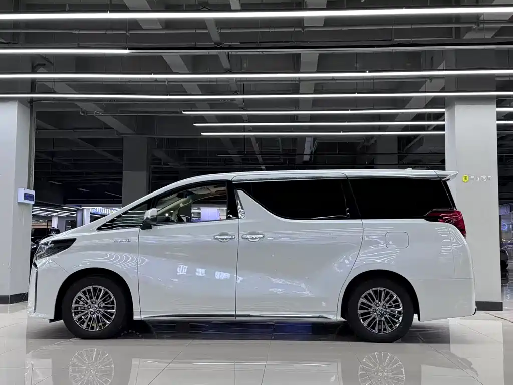 Toyota Alphard 2023 — фото 3