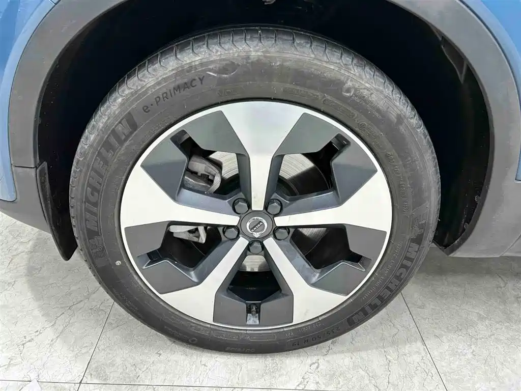 Volvo XC40 2023 — фото 20