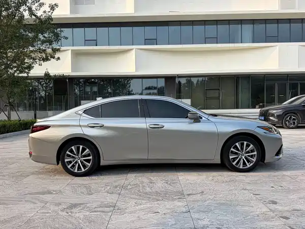 Lexus ES 2020