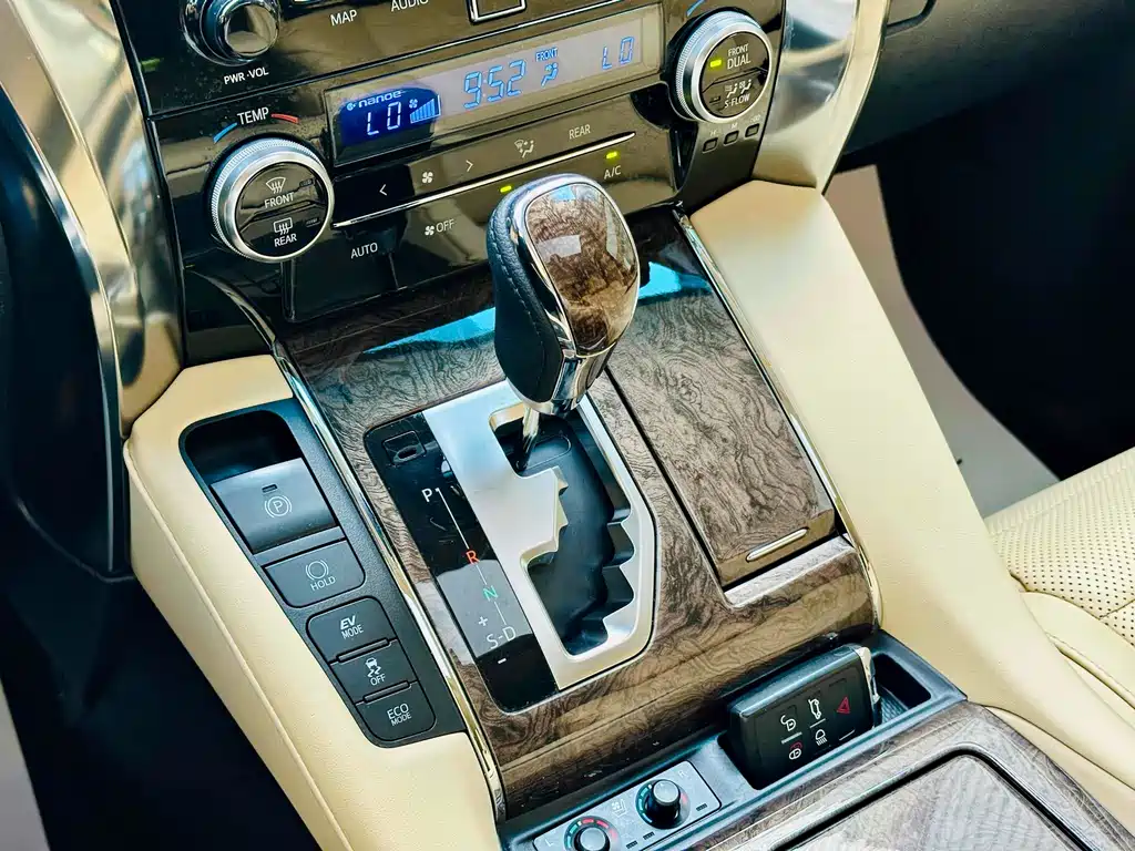 Toyota Alphard 2021 — фото 10