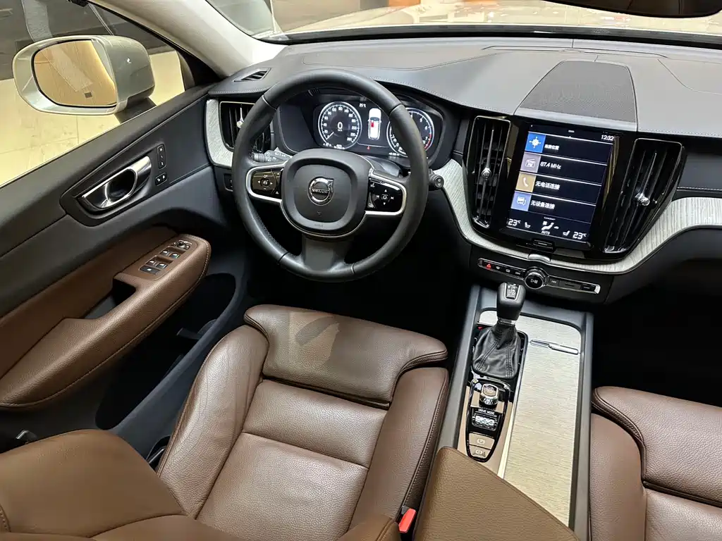 Volvo XC60 2019 — фото 11