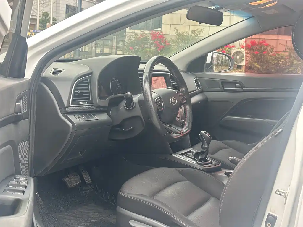 Hyundai Elantra 2019 — фото 4