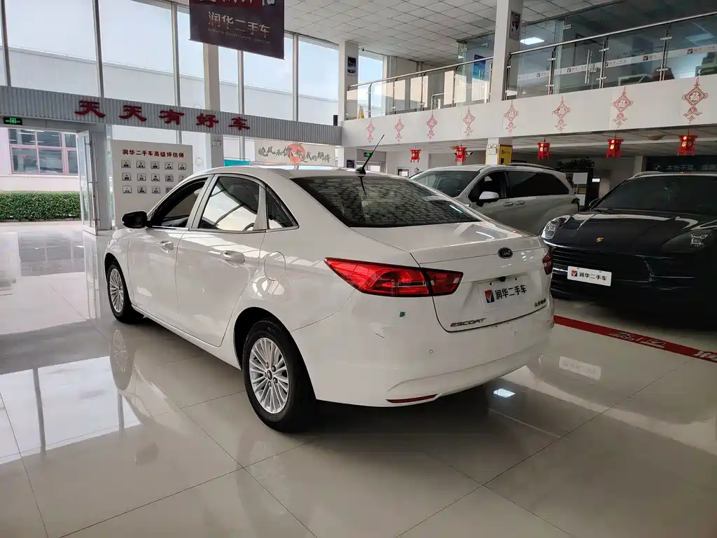 Ford Escort 2018 — фото 11
