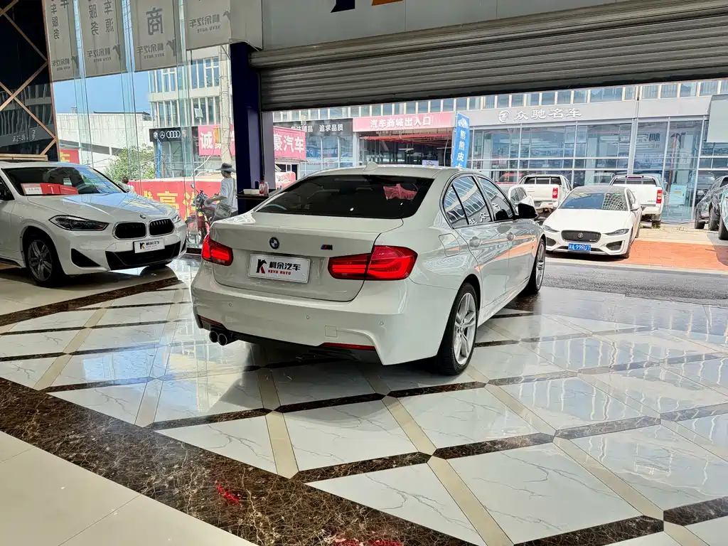 BMW 3 Series 2018 — фото 13