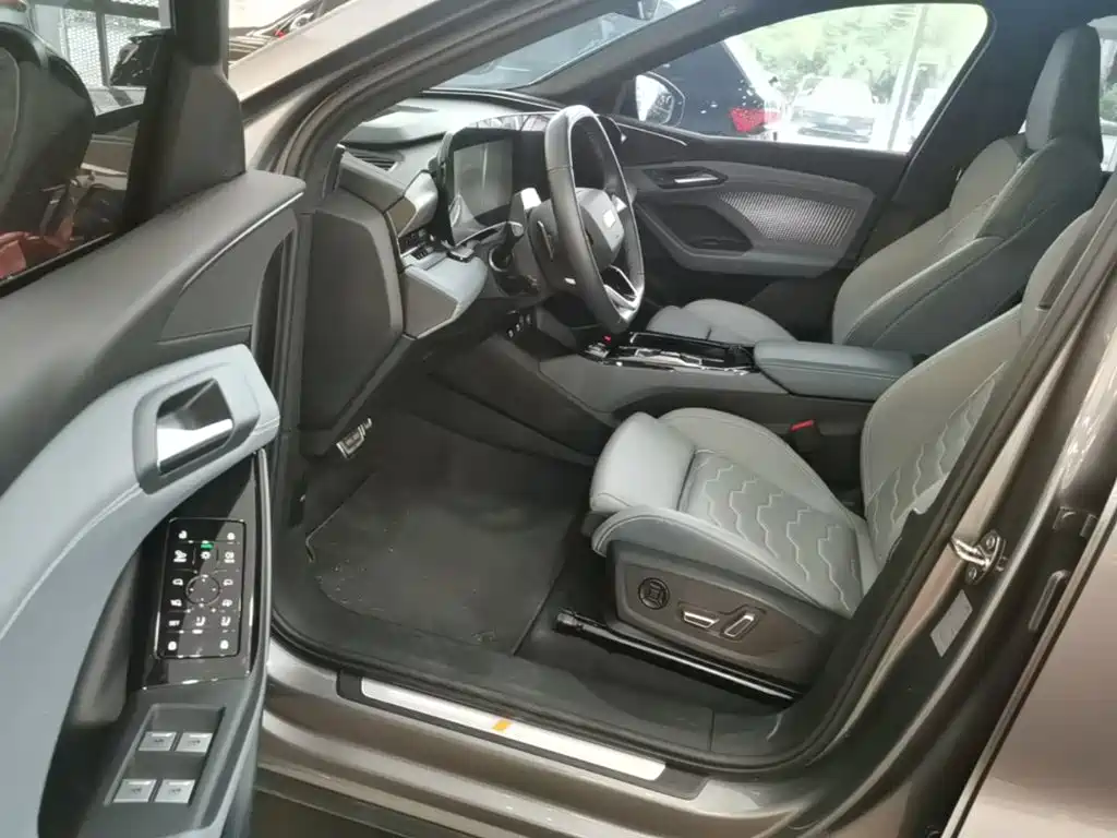 Audi Q6L E-Tron 2025 — фото 11