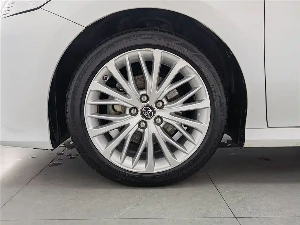 Toyota Camry 2018 — фото 17