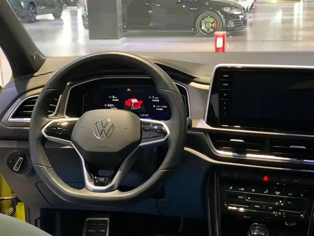 Volkswagen T-Roc 2023 — фото 9