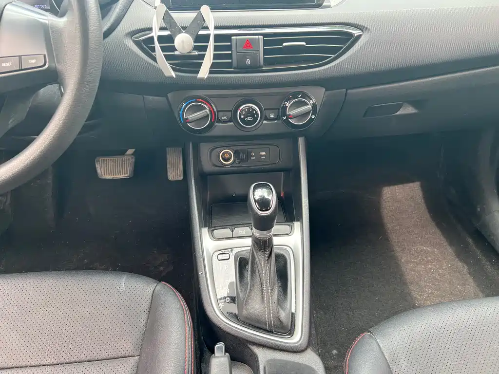 Hyundai Elantra 2018 — фото 11