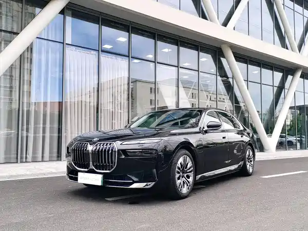 BMW i7 2025