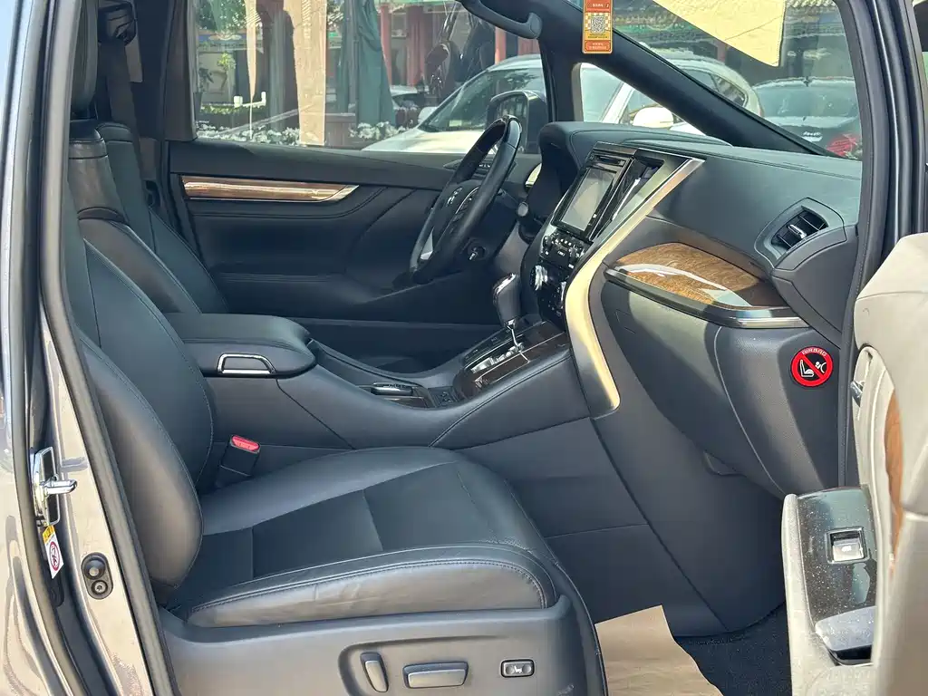 Toyota Alphard 2017 — фото 18