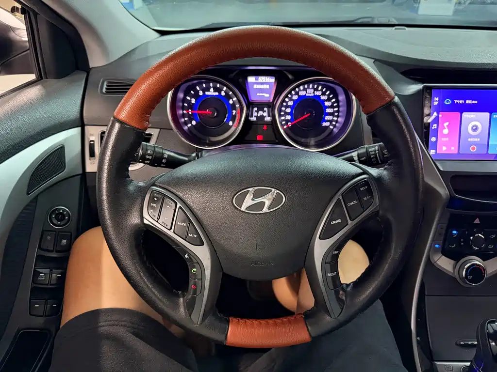 Hyundai Elantra 2013 — фото 17
