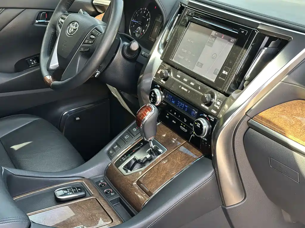 Toyota Alphard 2017 — фото 19