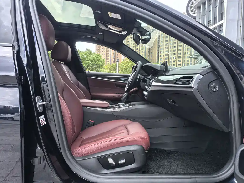 BMW 5 Series 2019 — фото 12