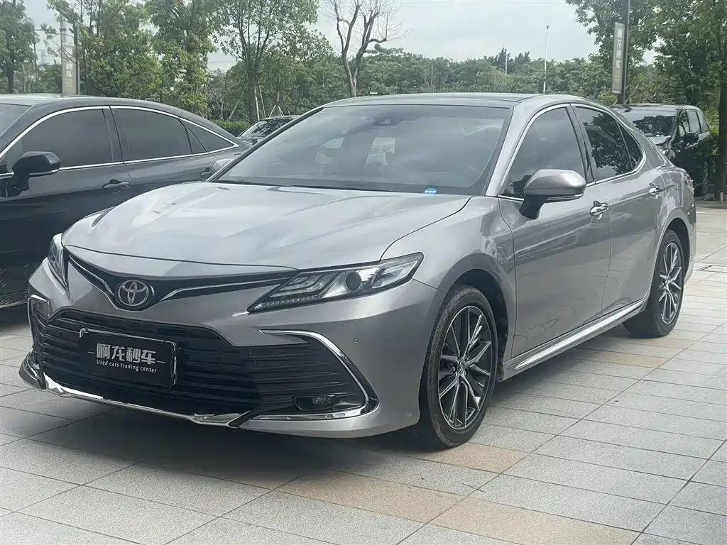 Toyota Camry 2023 — фото 1