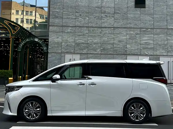 Toyota Alphard 2026