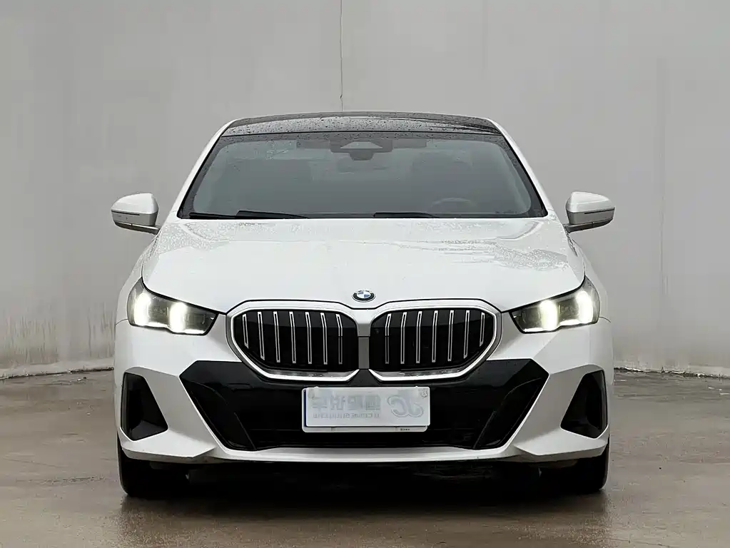 BMW 5 Series 2024 — фото 17