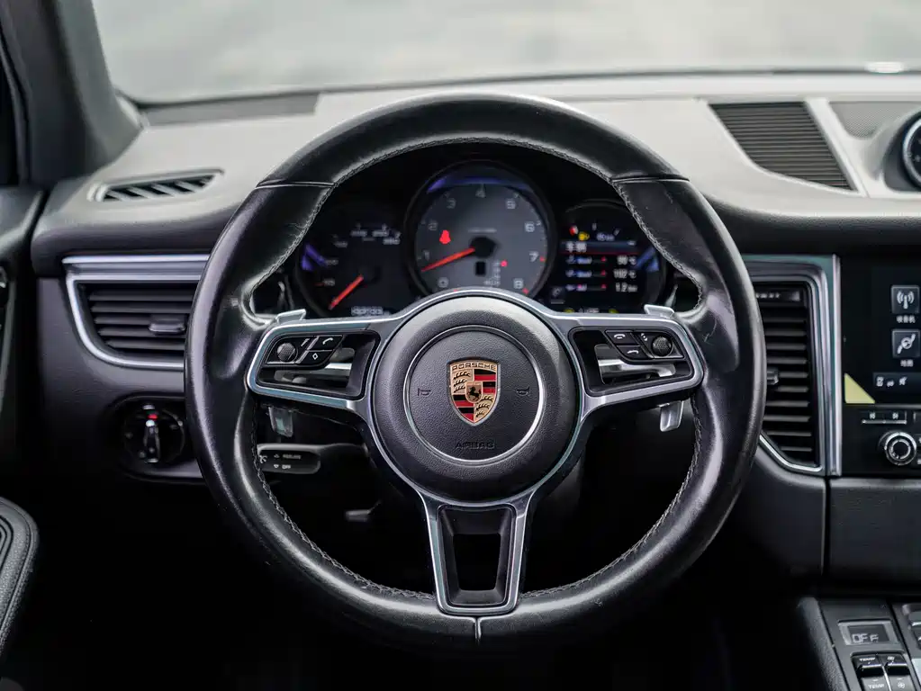 Porsche Macan 2017 — фото 22