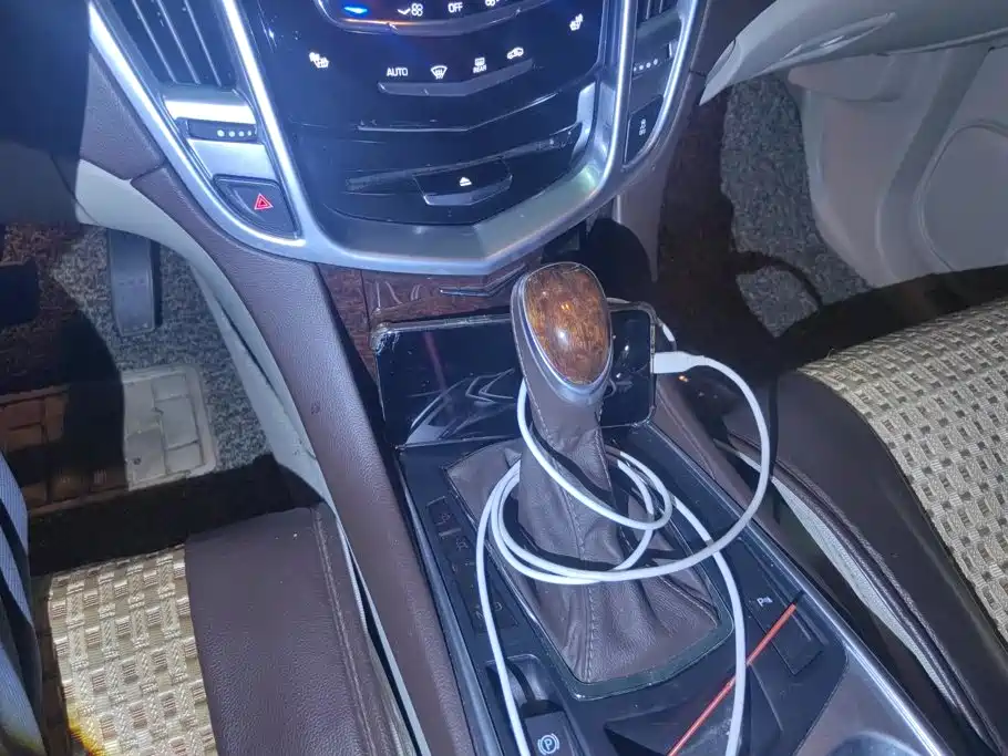 Cadillac SRX 2016 — фото 15