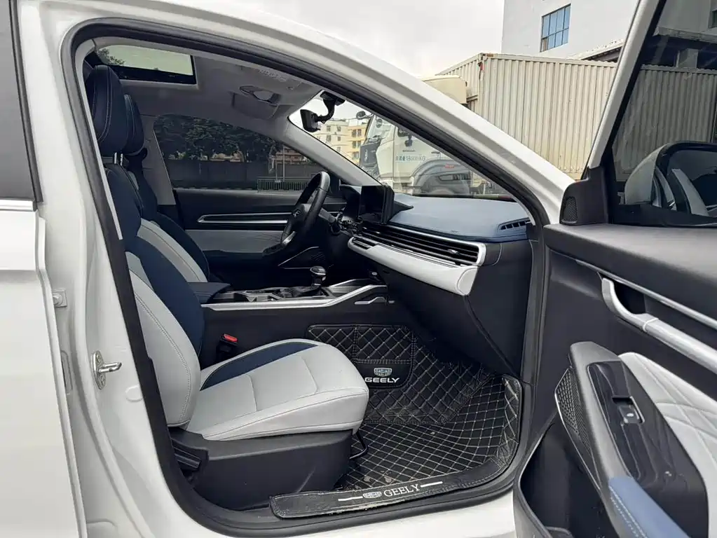 Geely Emgrand 2022
