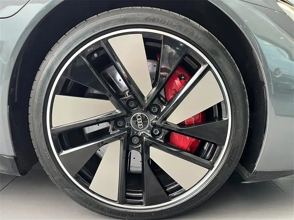 Audi e-tron GT 2025 — фото 17