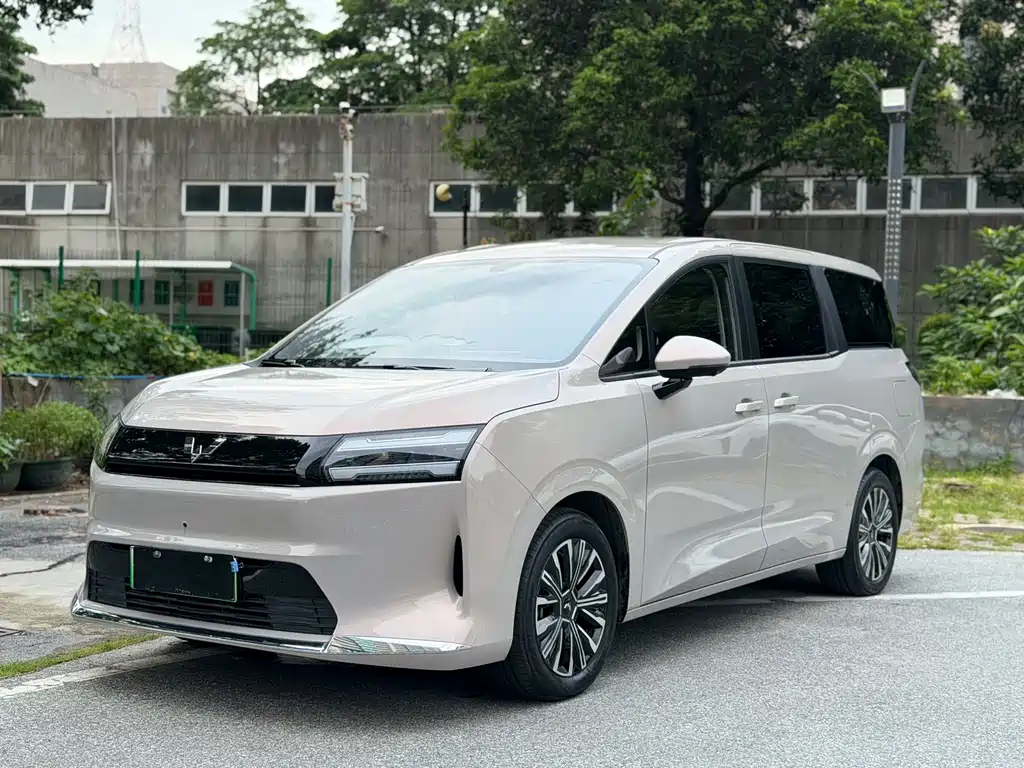 Wuling Starlight 730 EV 2025