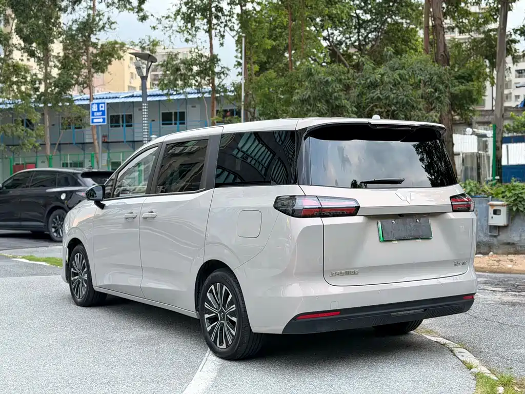 Wuling Starlight 730 EV 2025