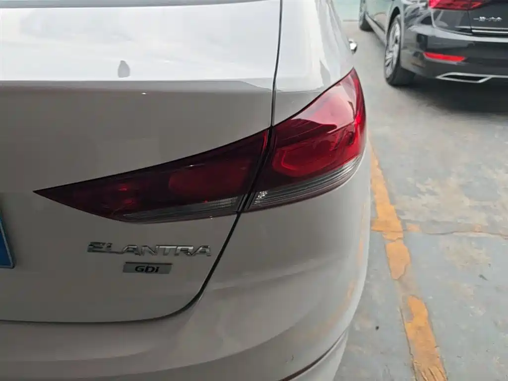 Hyundai Elantra 2018 — фото 8
