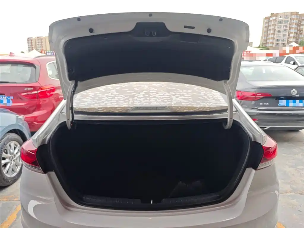 Hyundai Elantra 2018 — фото 19