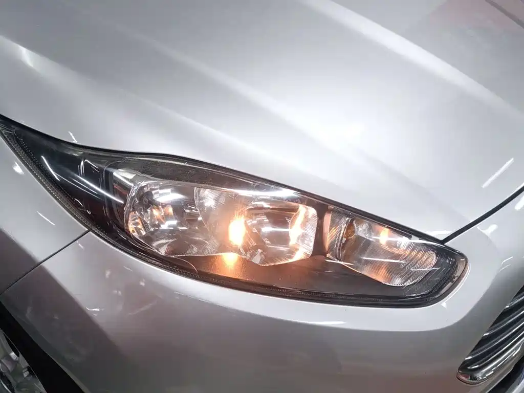 Ford Fiesta 2015 — фото 10