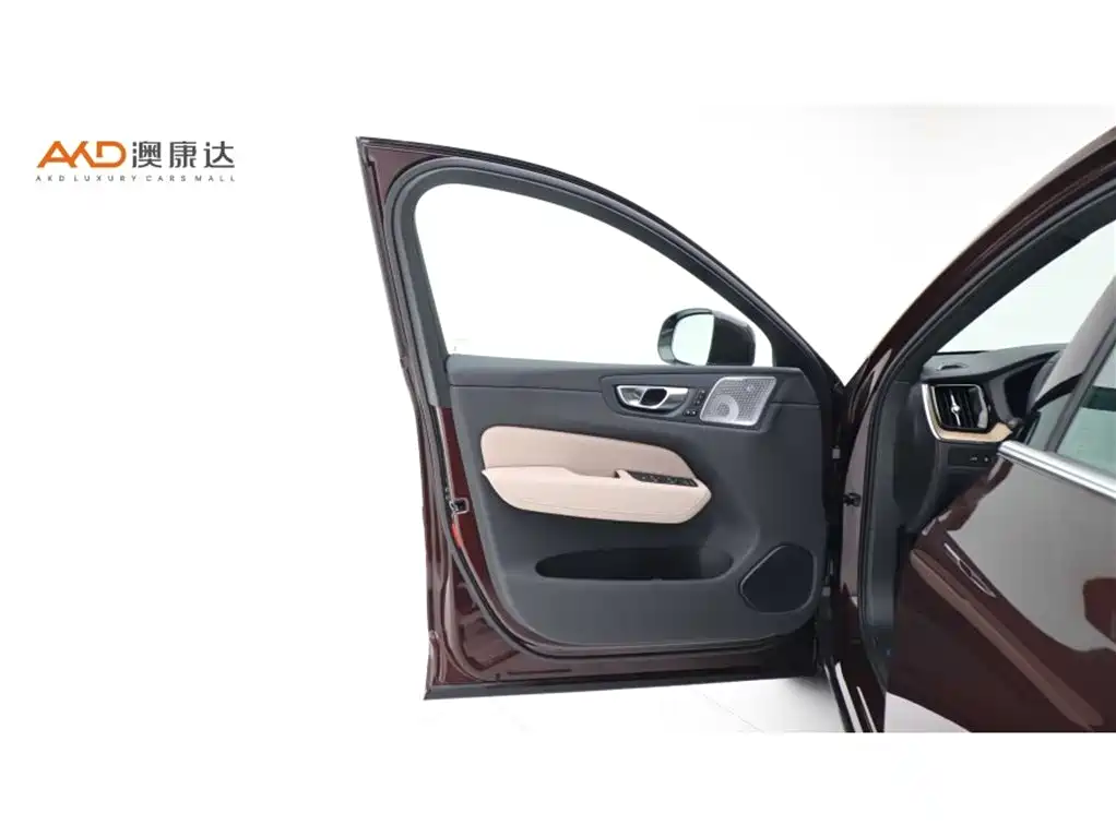 Volvo XC60 PHEV 2025 — фото 10